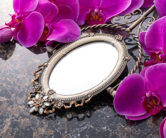 klassiek met spiegel en orchidee-min